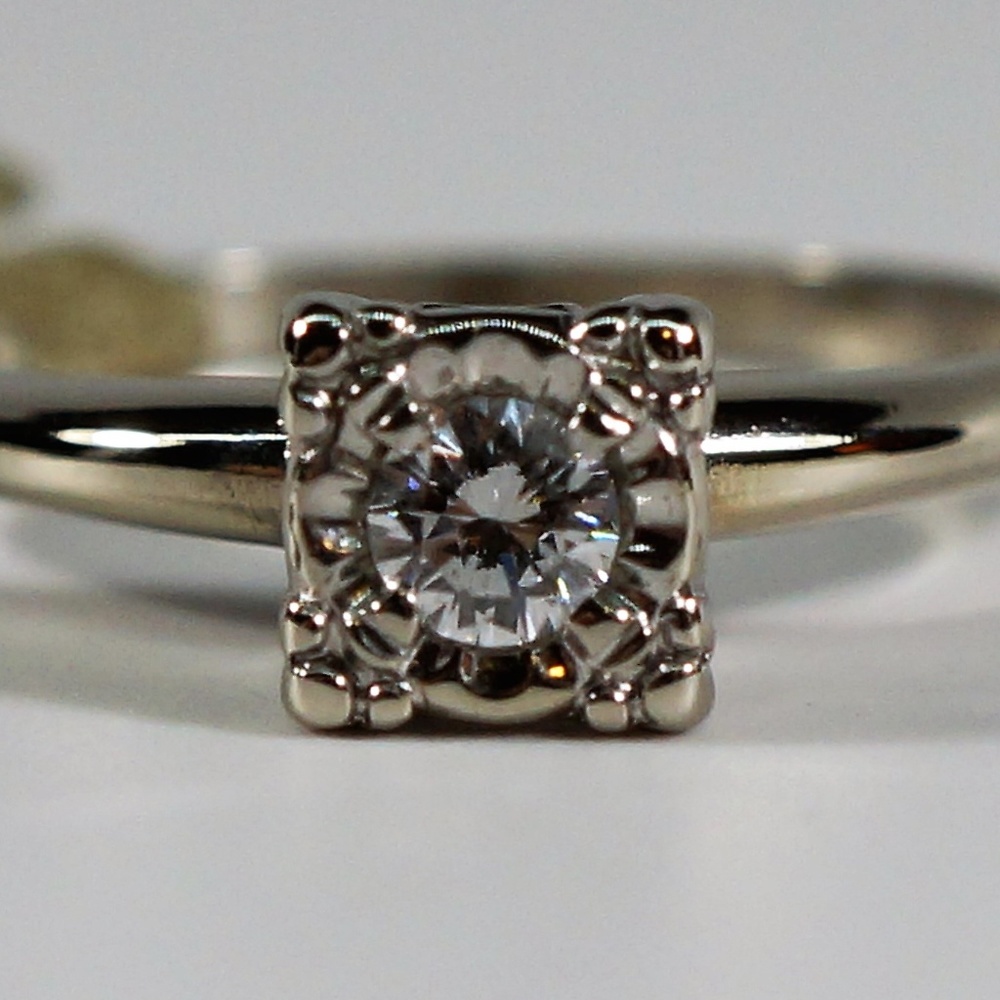 14KW Solitaire Diamond ring - Picture 2 of 3